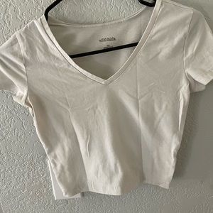 White wild fable cropped v-neck size xs